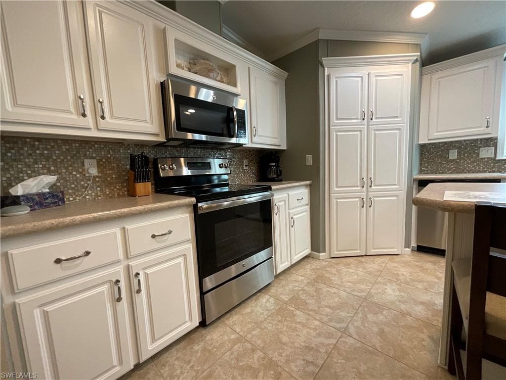 423 Palm Dr 313, Naples, FL 34114-8
