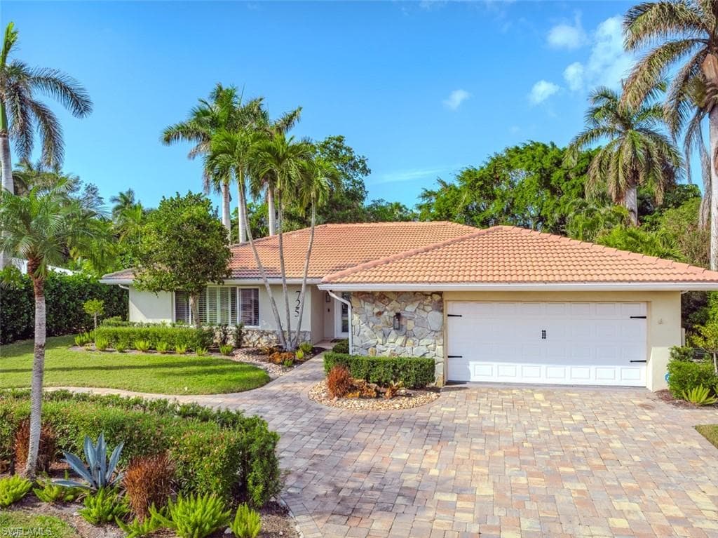725 Old Trail Dr, Naples, FL 34103-11
