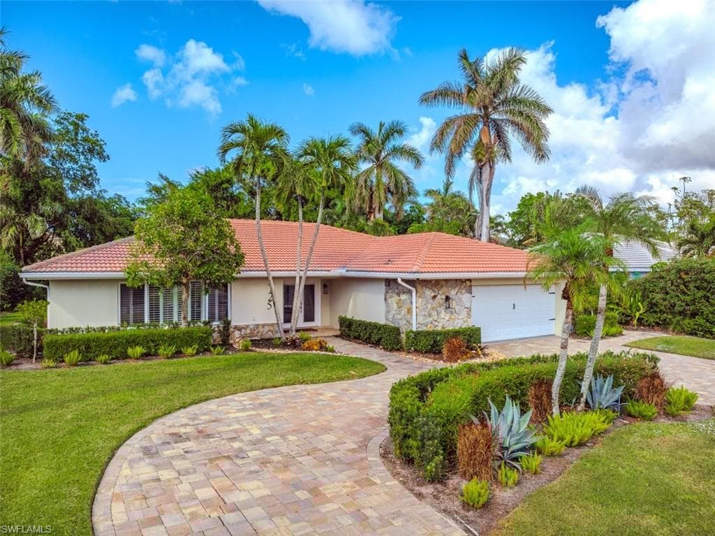 725 Old Trail Dr, Naples, FL 34103-12
