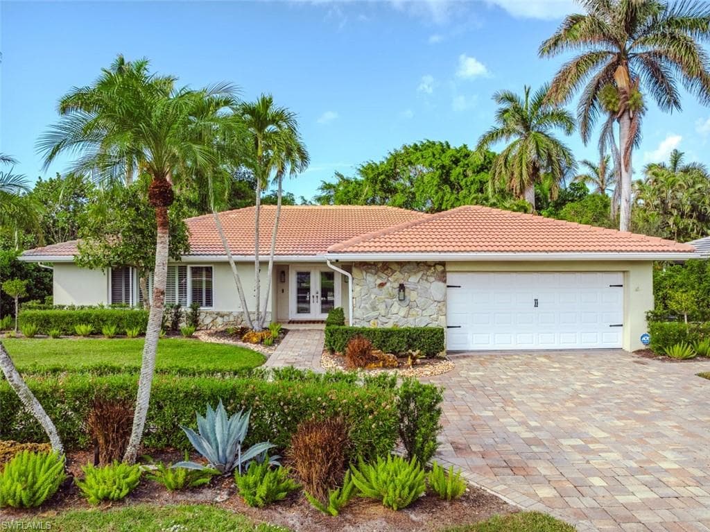 725 Old Trail Dr, Naples, FL 34103-1