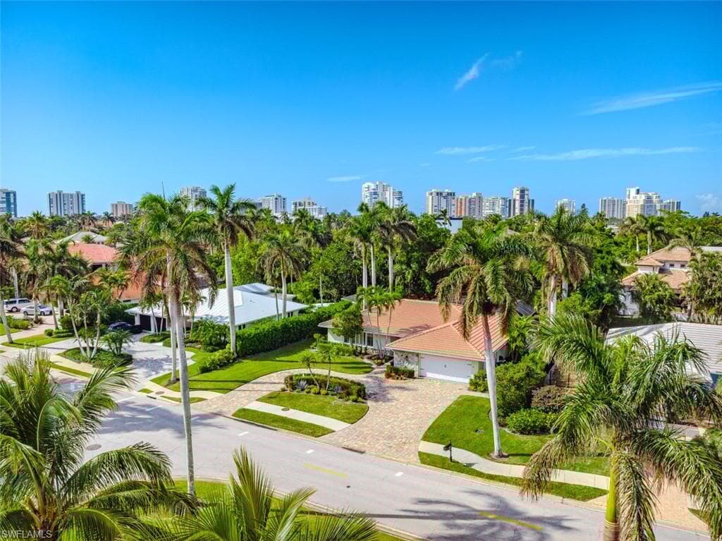 725 Old Trail Dr, Naples, FL 34103-4