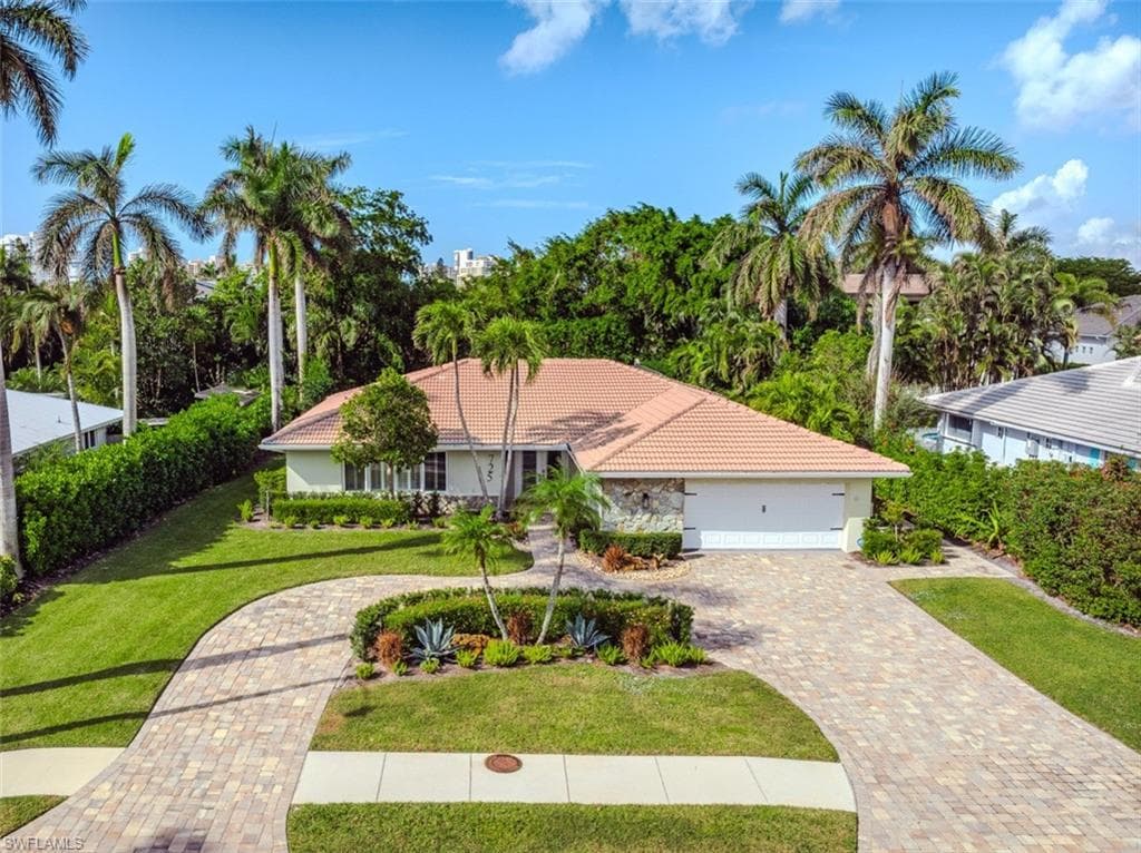 725 Old Trail Dr, Naples, FL 34103-8