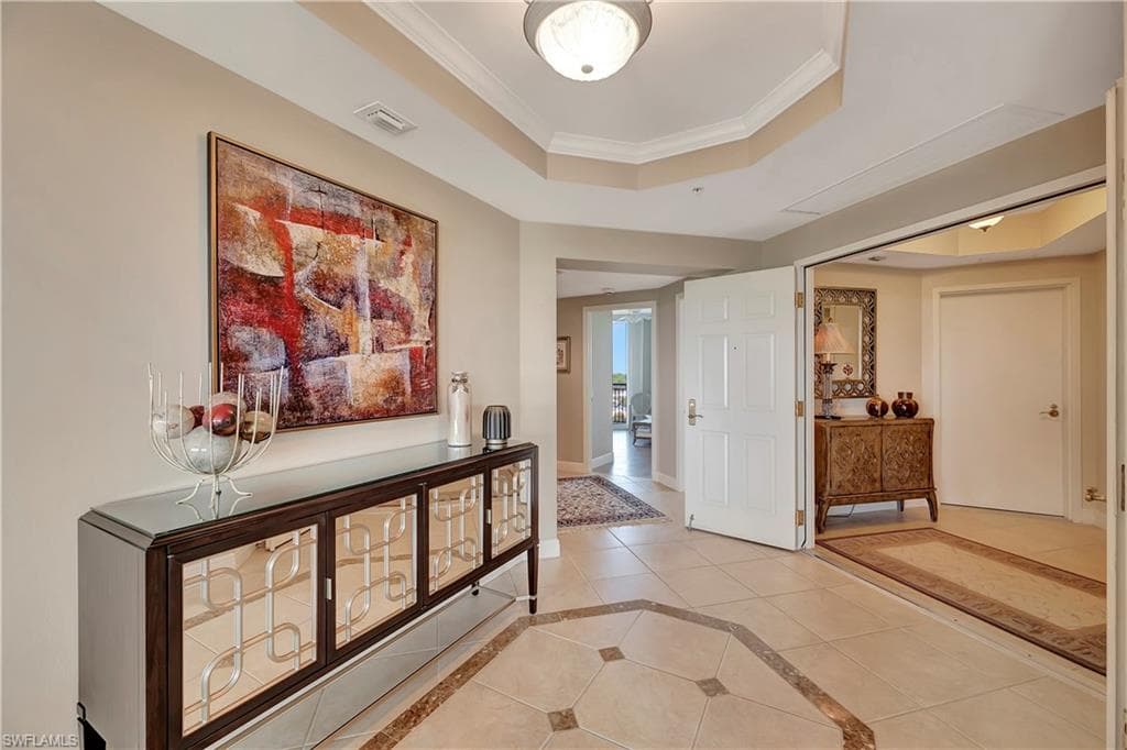 445 Cove Tower Dr 702, Naples, FL 34110-9