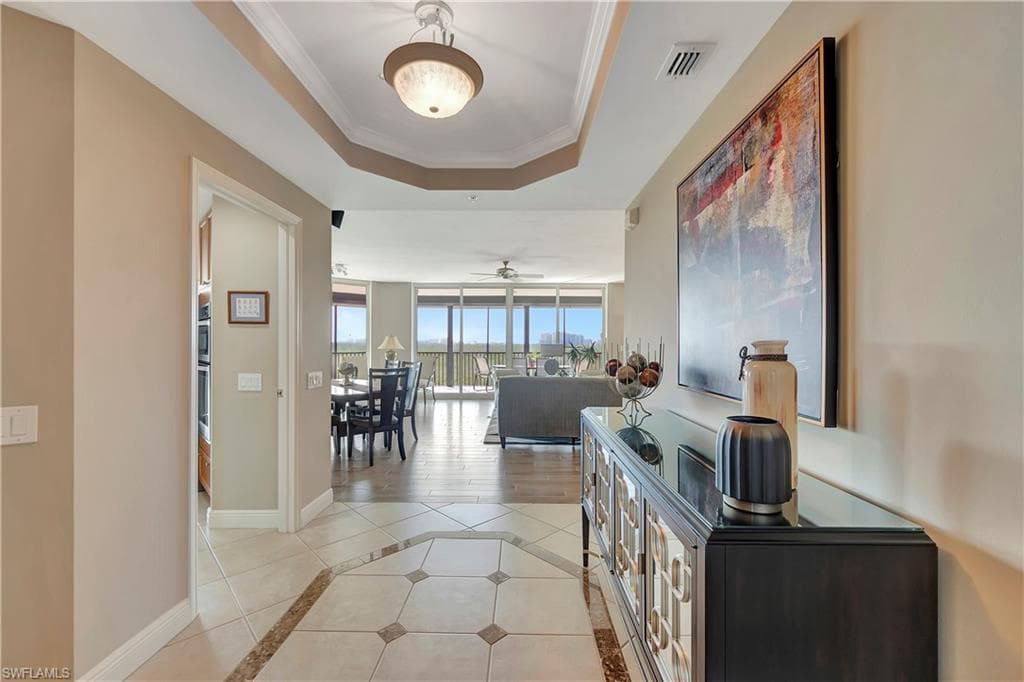 445 Cove Tower Dr 702, Naples, FL 34110-10