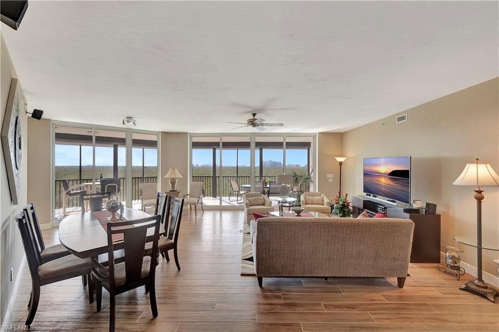 445 Cove Tower Dr 702, Naples, FL 34110-12
