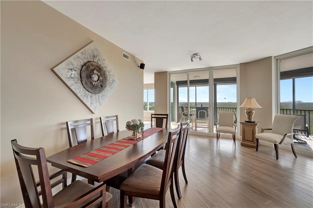 445 Cove Tower Dr 702, Naples, FL 34110-17