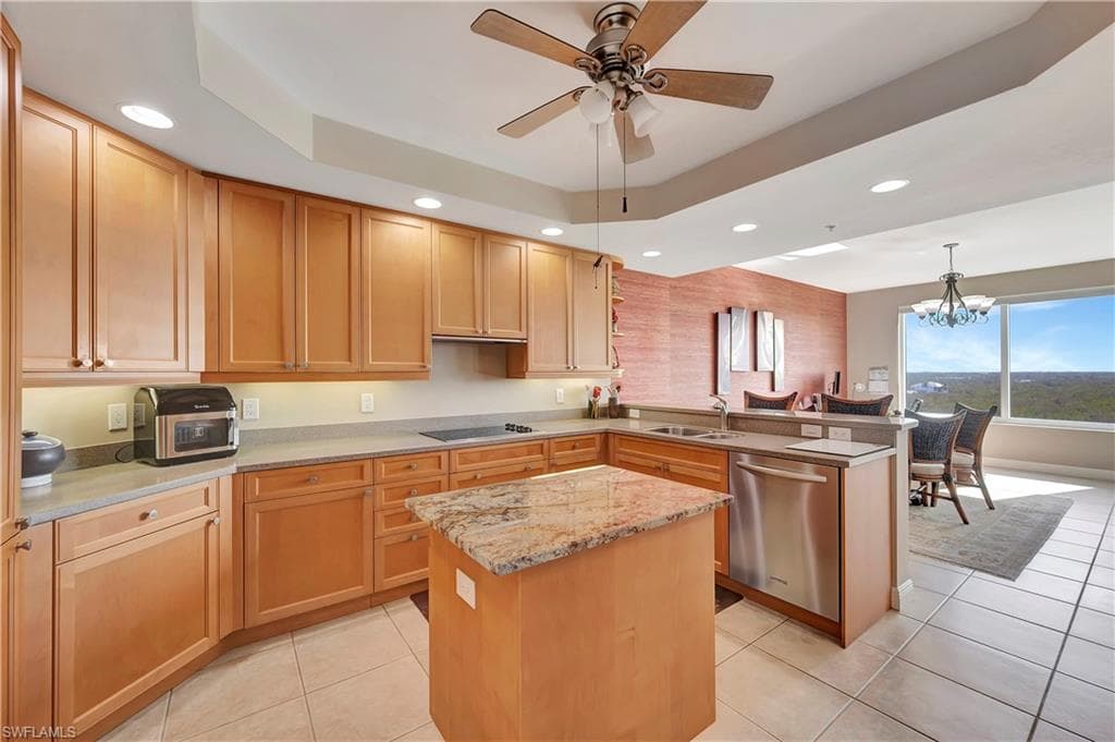 445 Cove Tower Dr 702, Naples, FL 34110-18