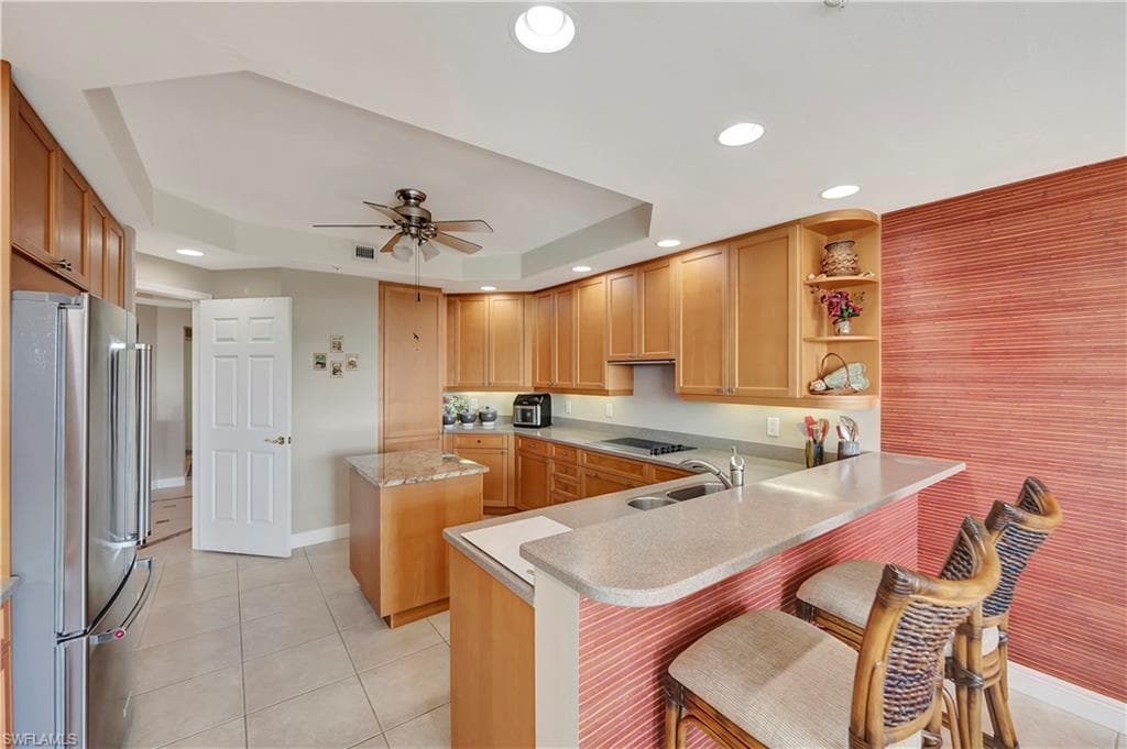 445 Cove Tower Dr 702, Naples, FL 34110-21