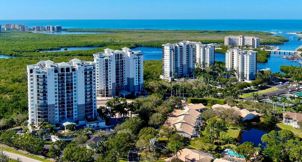 445 Cove Tower Dr 702, Naples, FL 34110-2