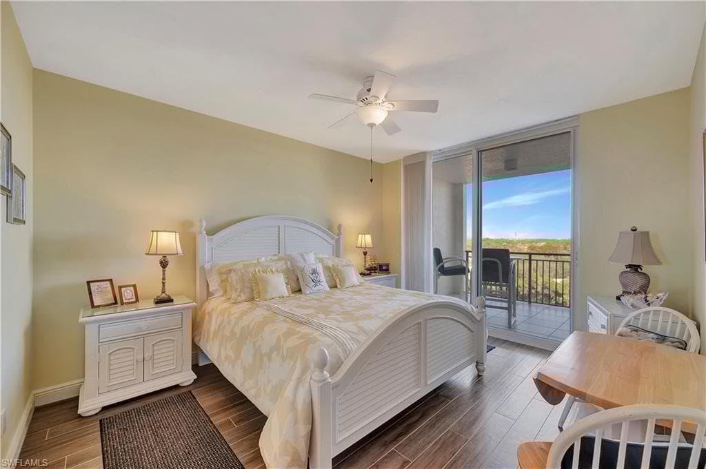 445 Cove Tower Dr 702, Naples, FL 34110-30