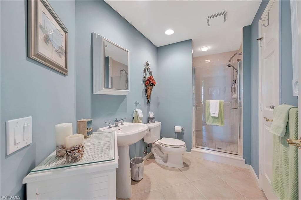 445 Cove Tower Dr 702, Naples, FL 34110-31