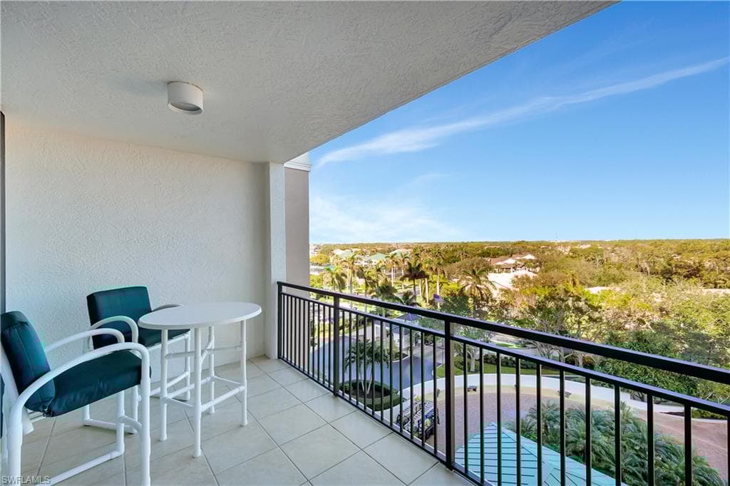 445 Cove Tower Dr 702, Naples, FL 34110-35