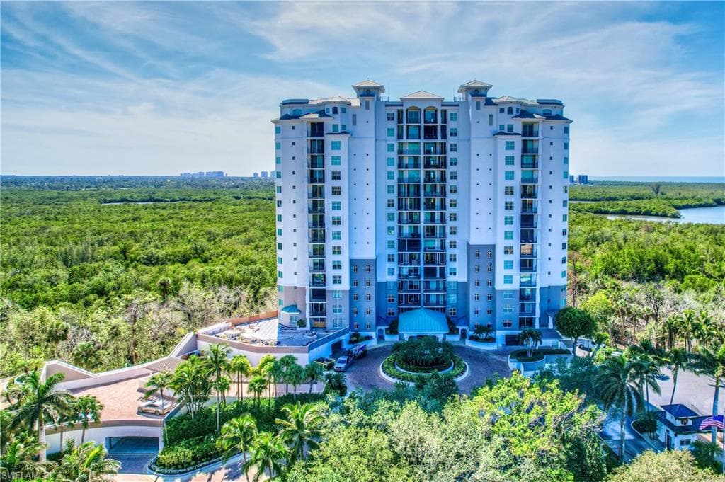 445 Cove Tower Dr 702, Naples, FL 34110-3