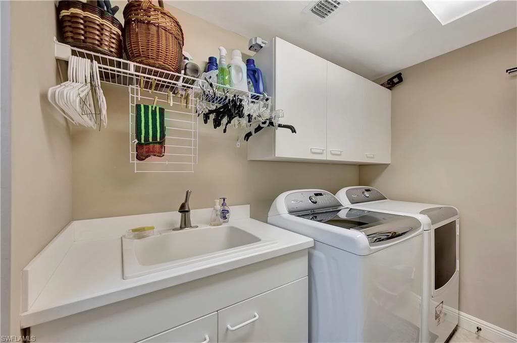 445 Cove Tower Dr 702, Naples, FL 34110-40