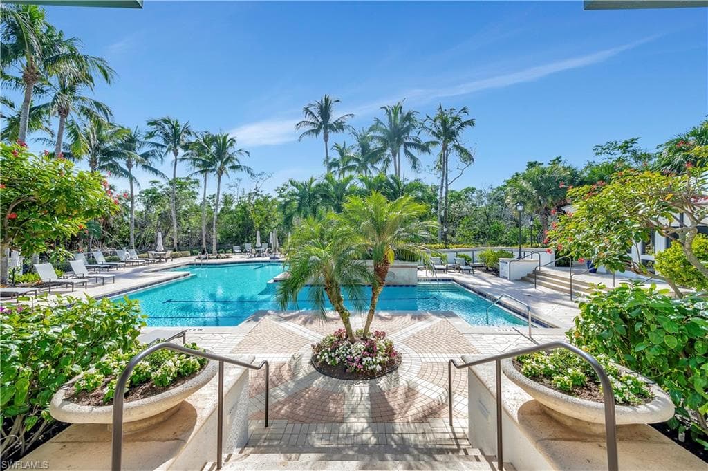 445 Cove Tower Dr 702, Naples, FL 34110-44