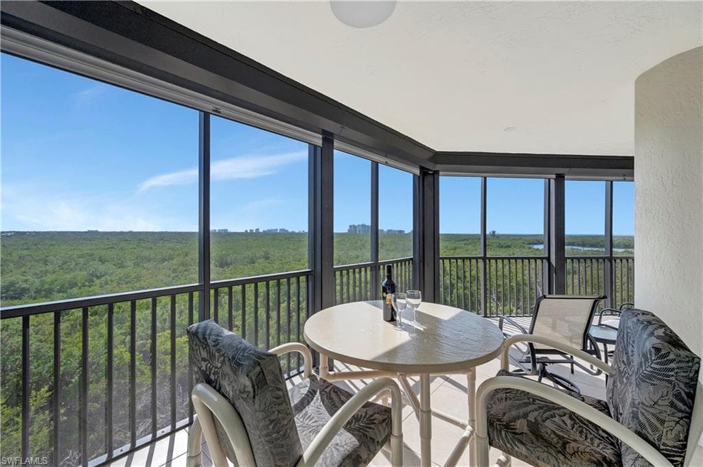 445 Cove Tower Dr 702, Naples, FL 34110-4