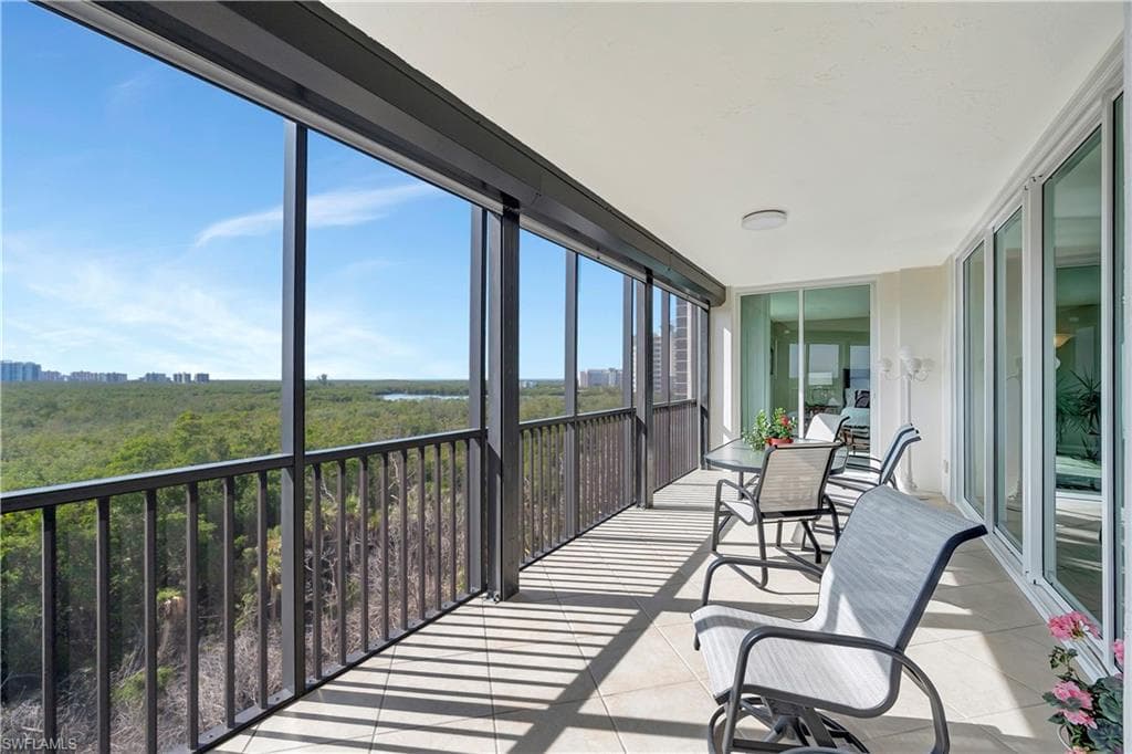 445 Cove Tower Dr 702, Naples, FL 34110-5