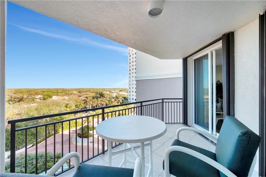 445 Cove Tower Dr 702, Naples, FL 34110-6
