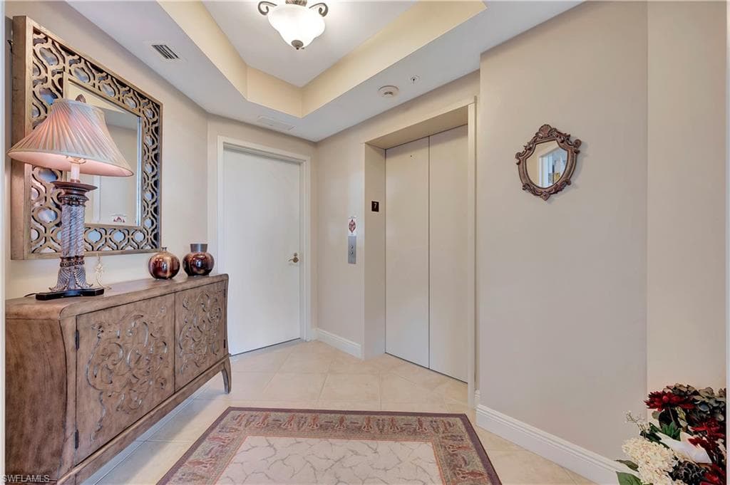 445 Cove Tower Dr 702, Naples, FL 34110-8