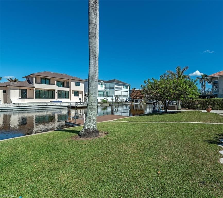 395 Oak Ave, Naples, FL 34108-4