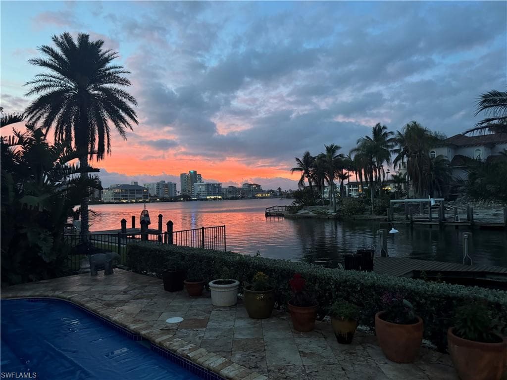 395 Oak Ave, Naples, FL 34108-6