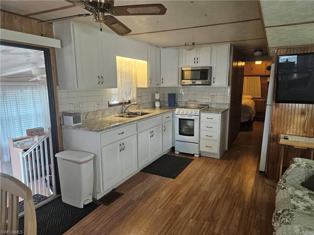 7 Pearl Dr 7p, Naples, FL 34114-15