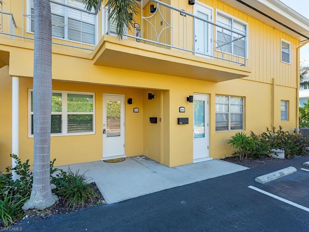 211 8th Ave S 211a, Naples, FL 34102-13