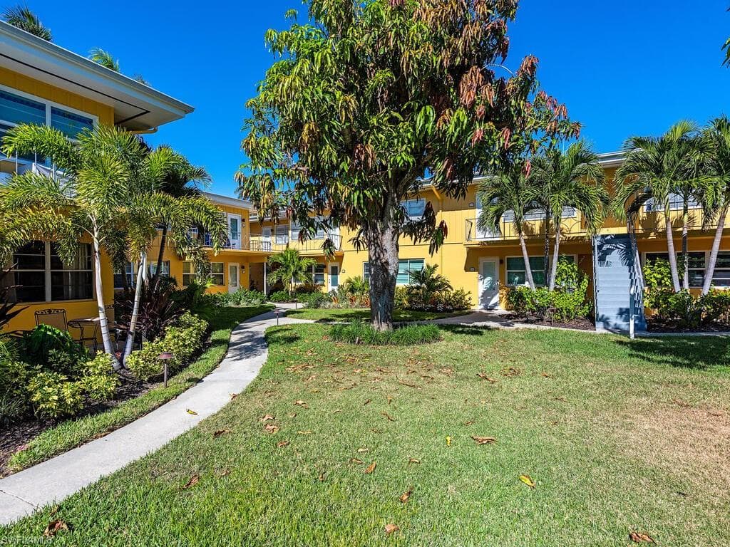 211 8th Ave S 211a, Naples, FL 34102-2