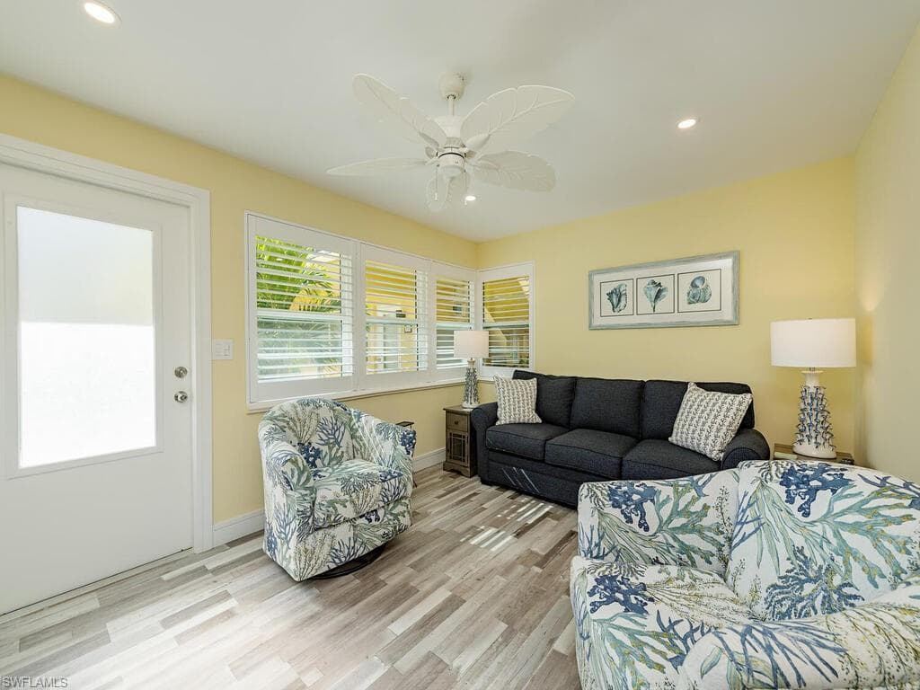 211 8th Ave S 211a, Naples, FL 34102-4