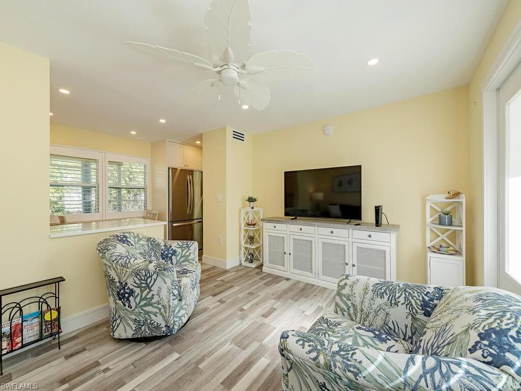 211 8th Ave S 211a, Naples, FL 34102-6