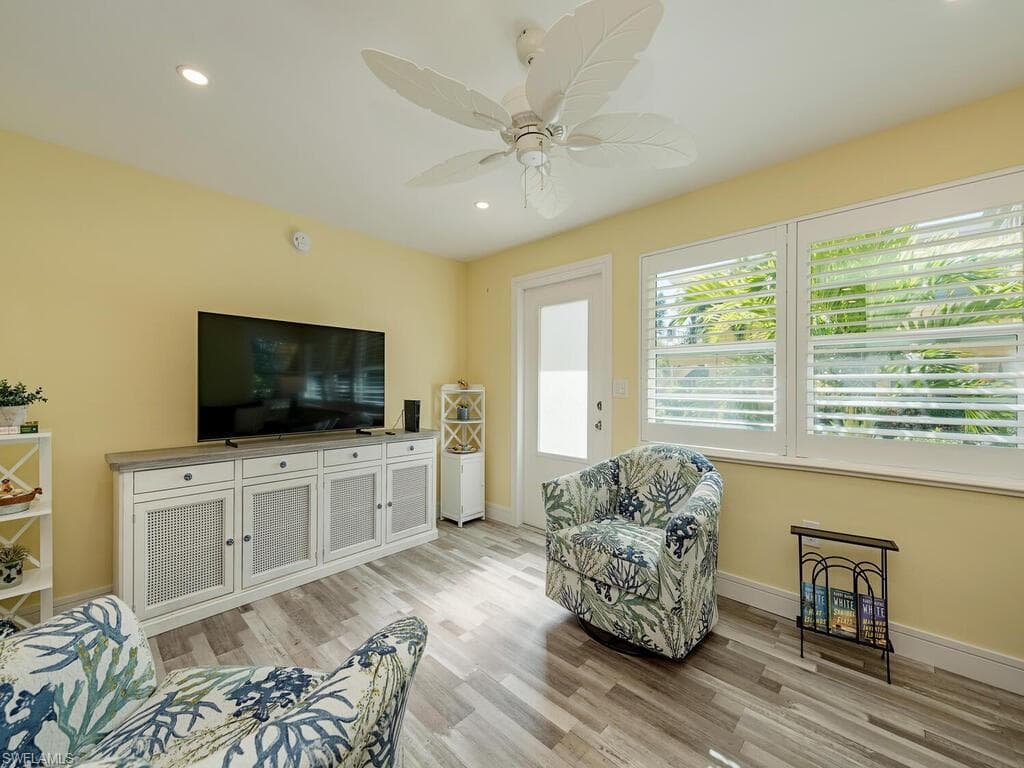 211 8th Ave S 211a, Naples, FL 34102-7