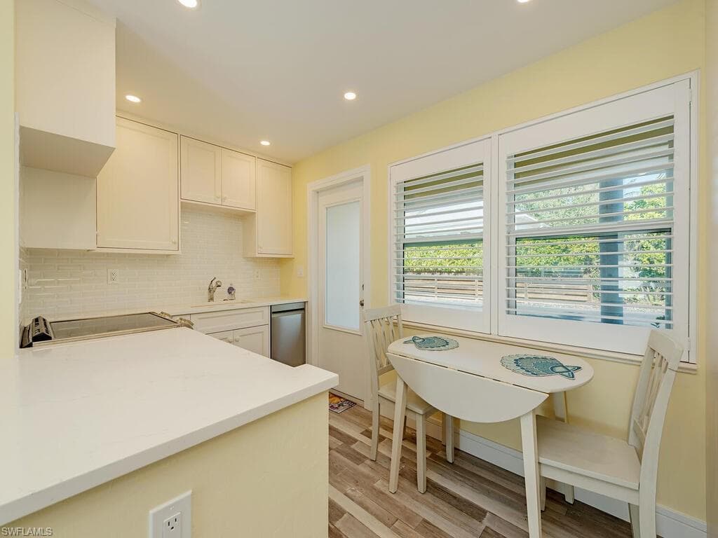 211 8th Ave S 211a, Naples, FL 34102-8