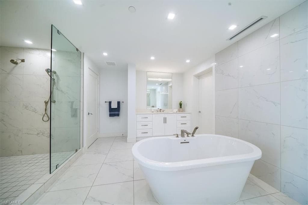 13915 Old Coast Rd 301, Naples, FL 34110-28