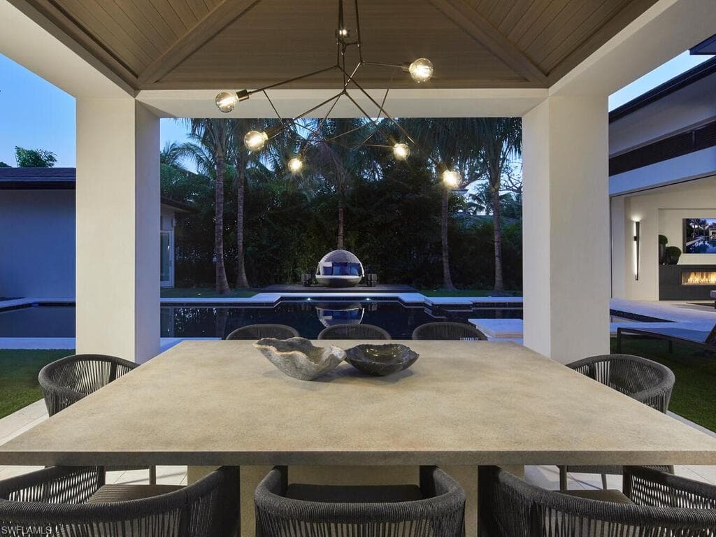 477 3rd St N, Naples, FL 34102-28