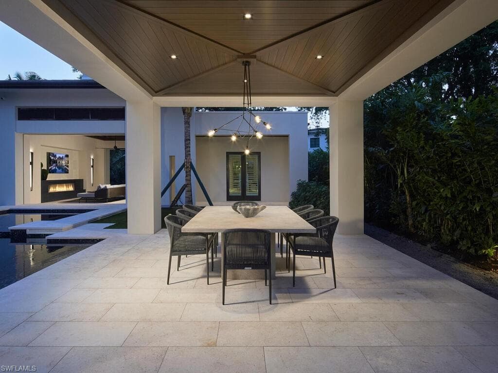 477 3rd St N, Naples, FL 34102-29