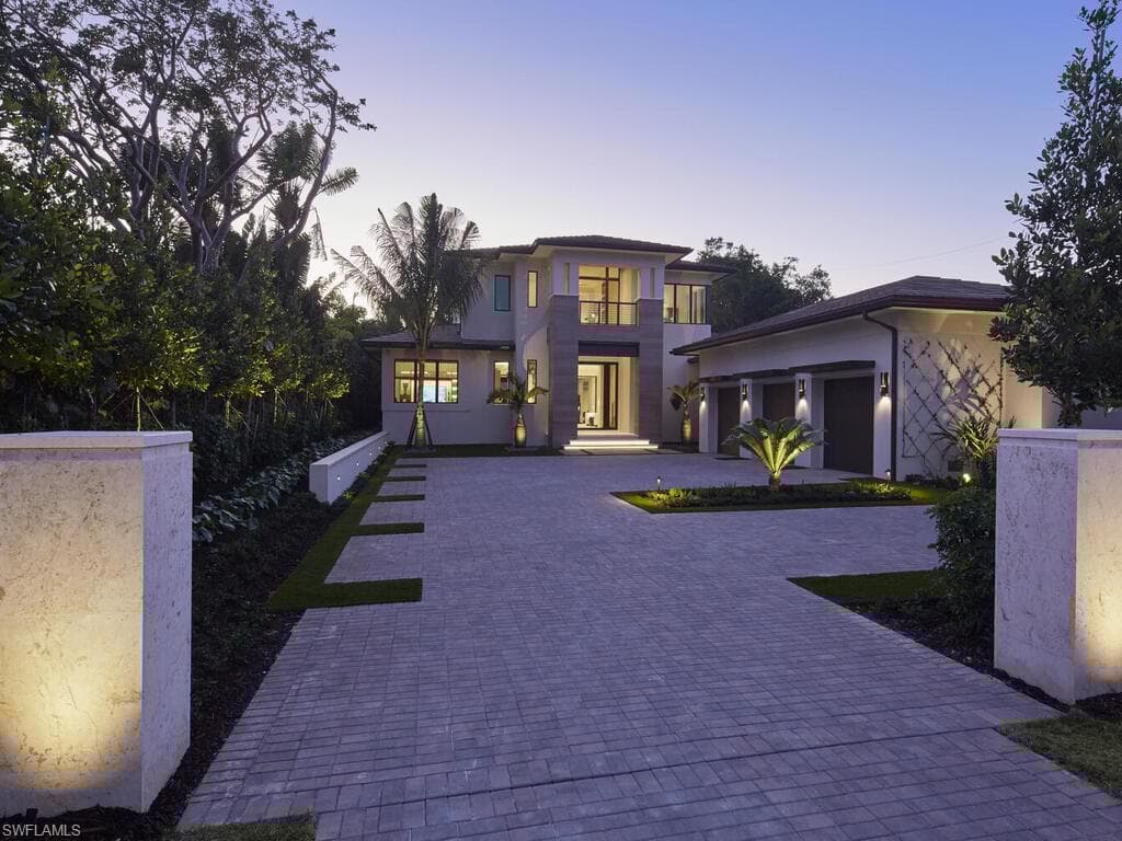 477 3rd St N, Naples, FL 34102-32