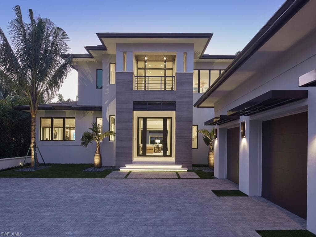 477 3rd St N, Naples, FL 34102-3