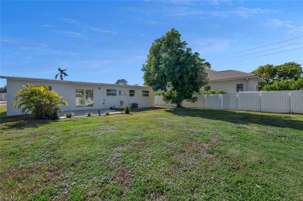 1023 Illinois Dr, Naples, FL 34103-15