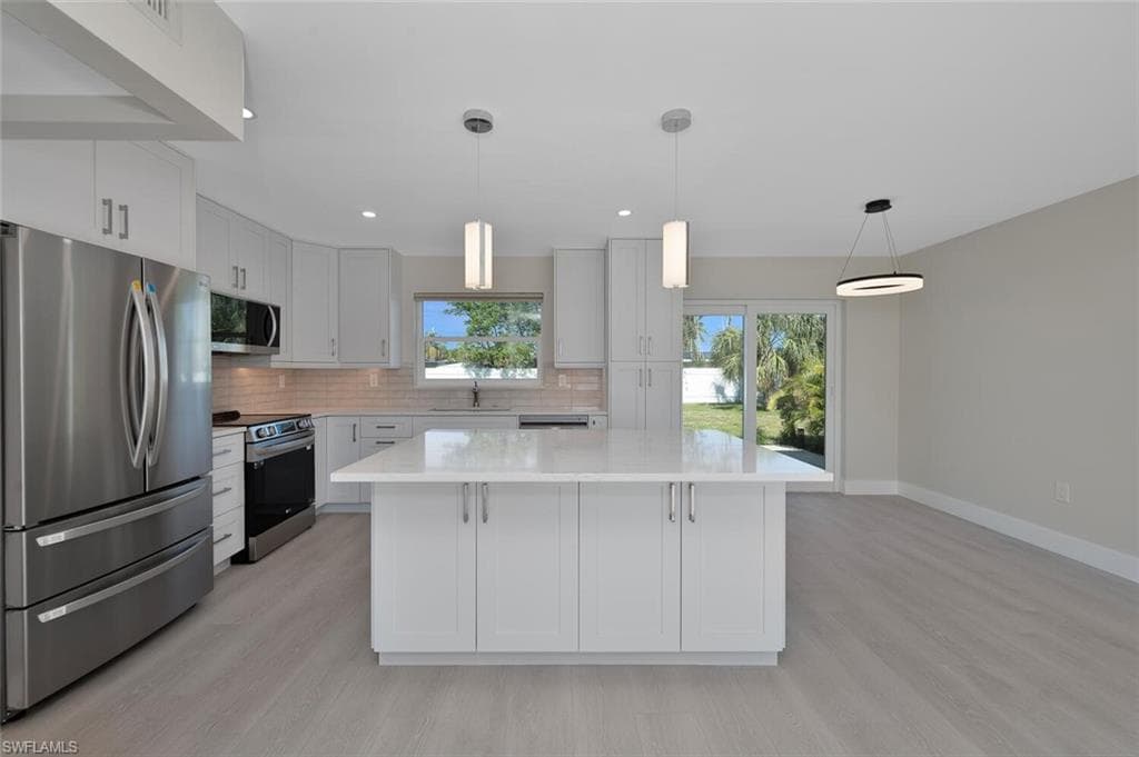 1023 Illinois Dr, Naples, FL 34103-4