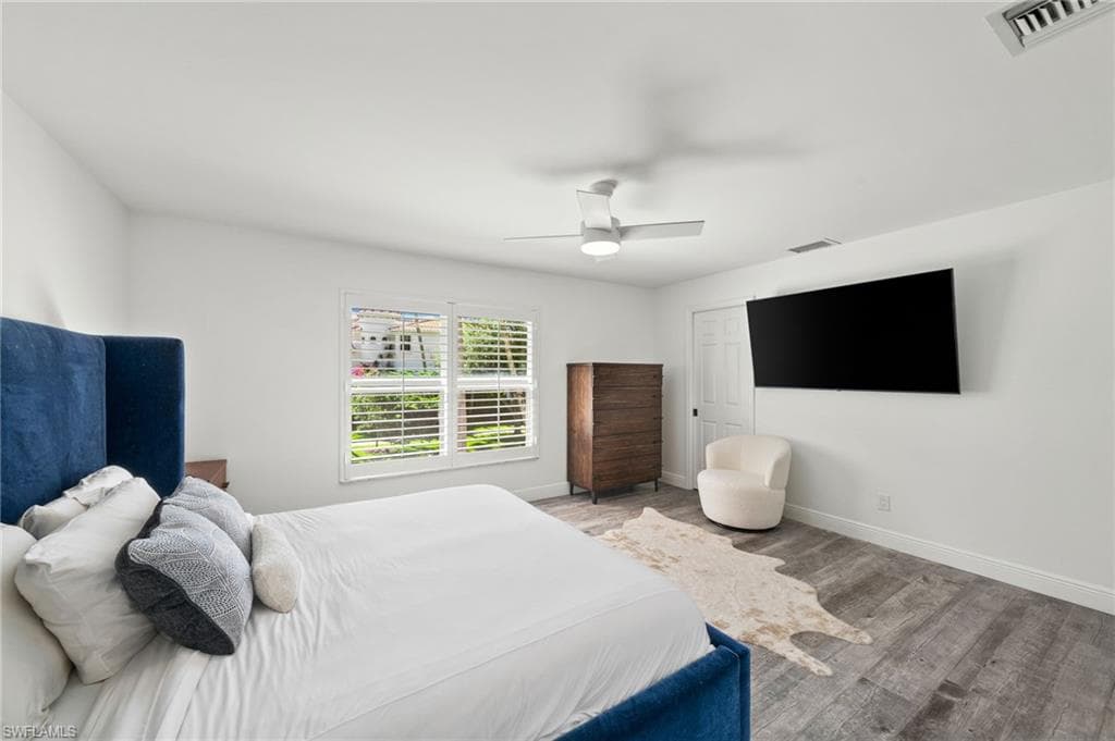 185 4th St S 2, Naples, FL 34102-25