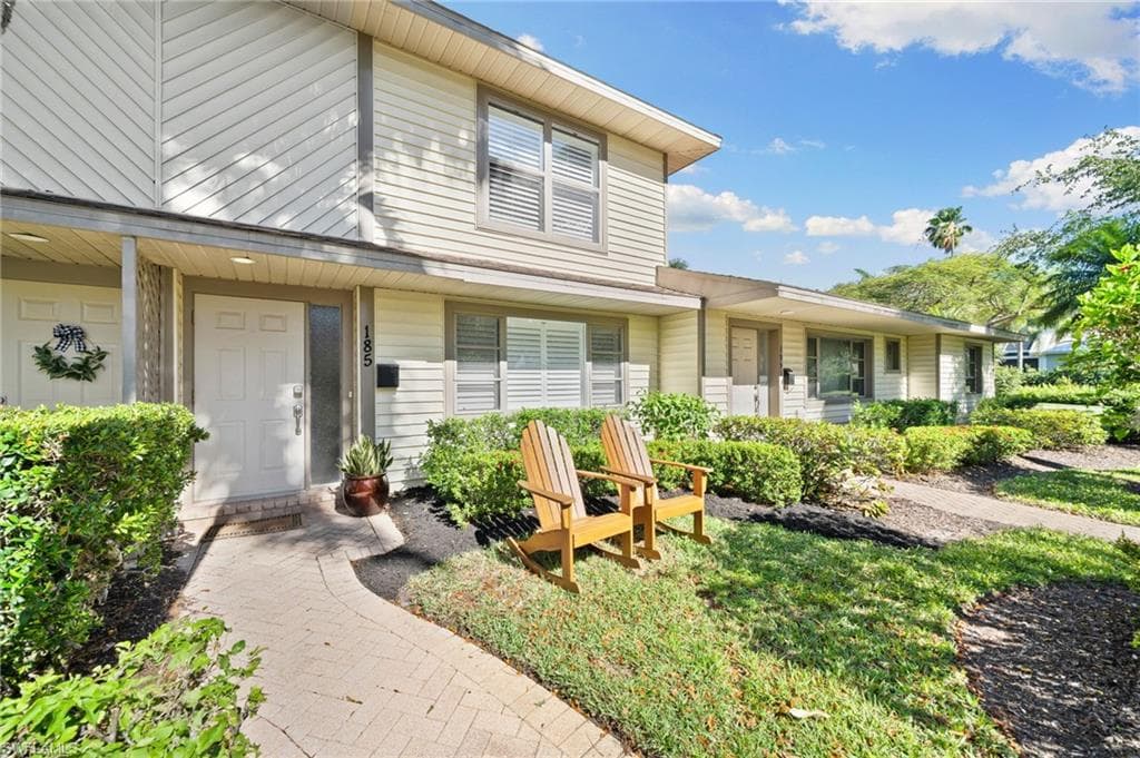 185 4th St S 2, Naples, FL 34102-2