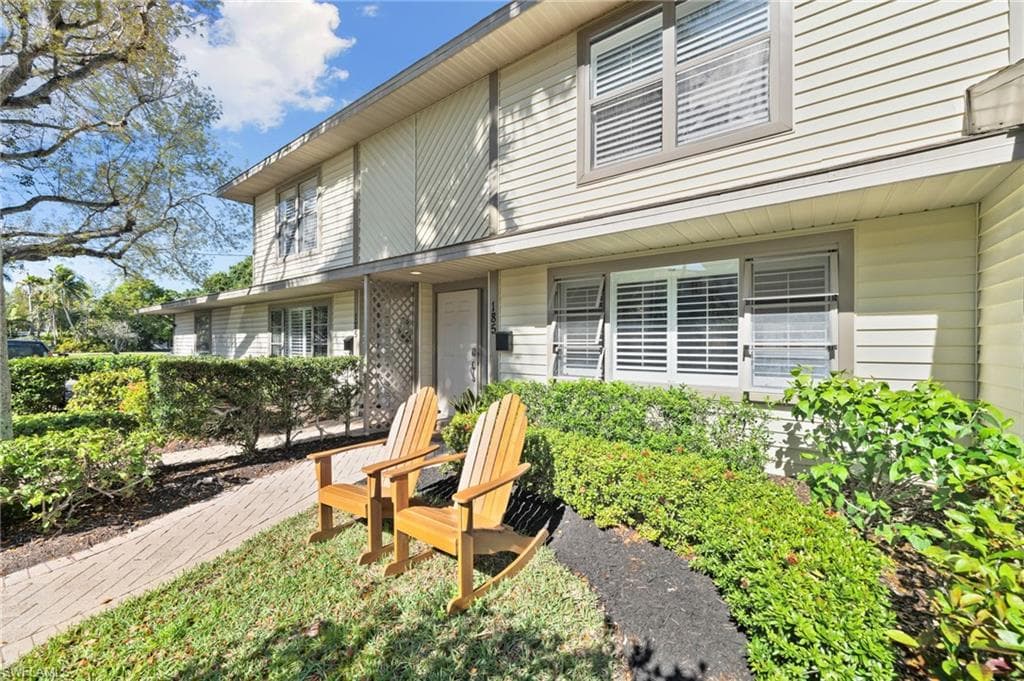185 4th St S 2, Naples, FL 34102-33
