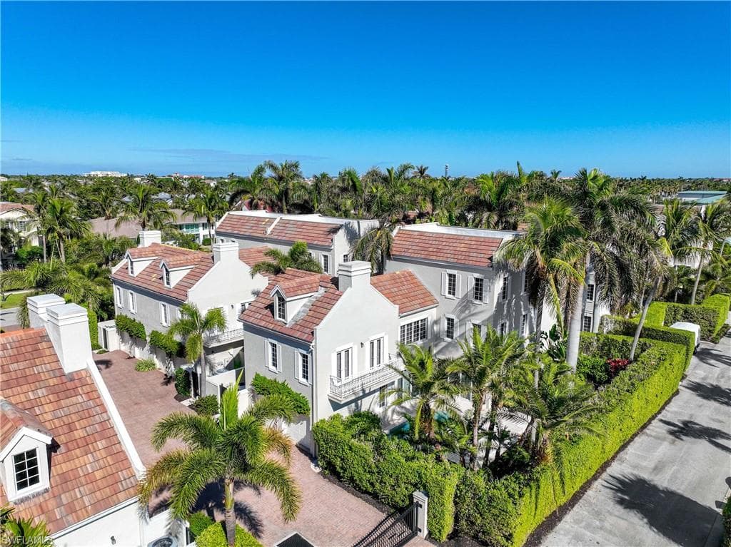 334 8th Ave S 7, Naples, FL 34102-1