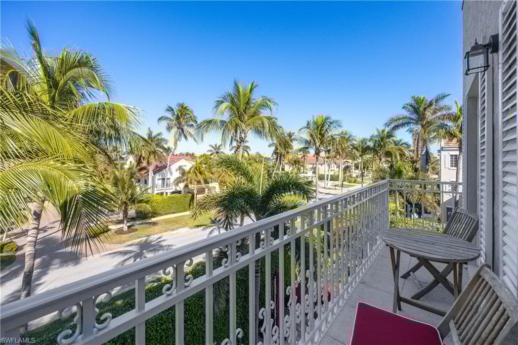 334 8th Ave S 7, Naples, FL 34102-24