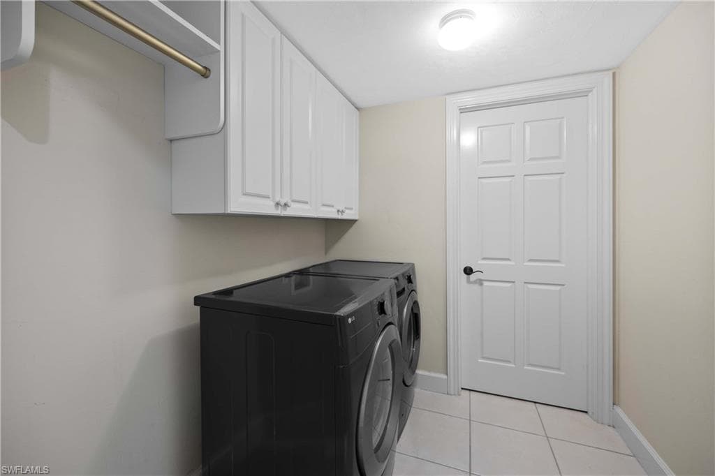 334 8th Ave S 7, Naples, FL 34102-28
