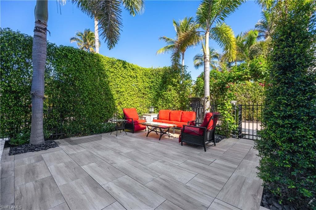 334 8th Ave S 7, Naples, FL 34102-29