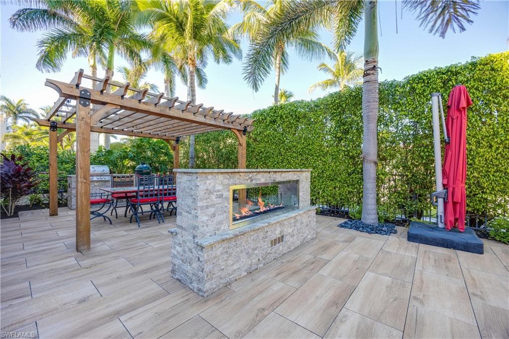 334 8th Ave S 7, Naples, FL 34102-30