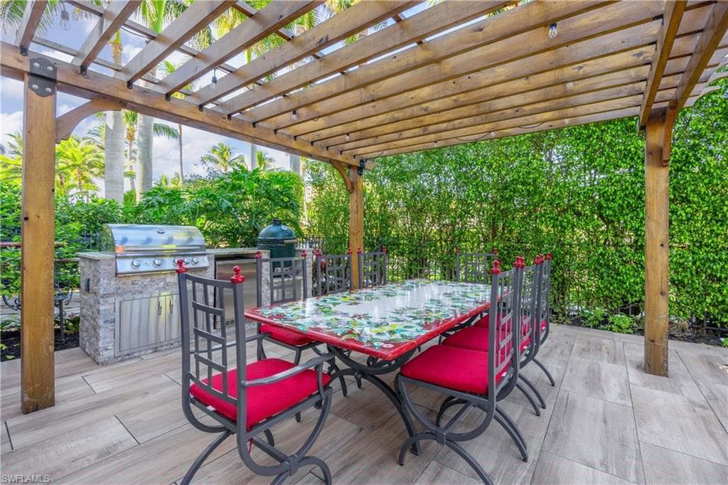 334 8th Ave S 7, Naples, FL 34102-31