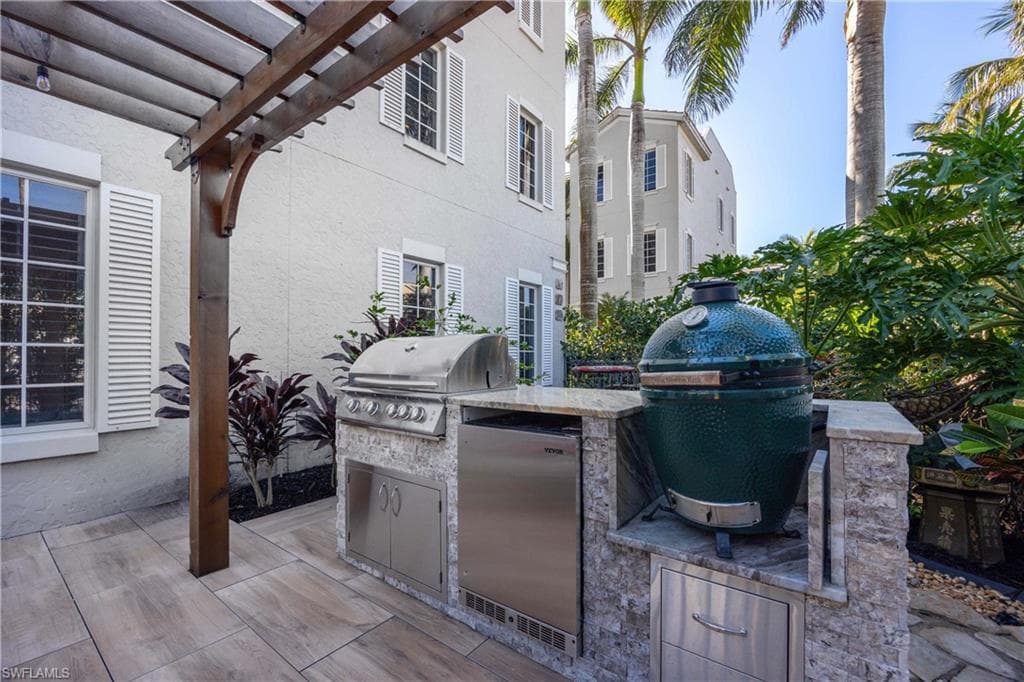 334 8th Ave S 7, Naples, FL 34102-32