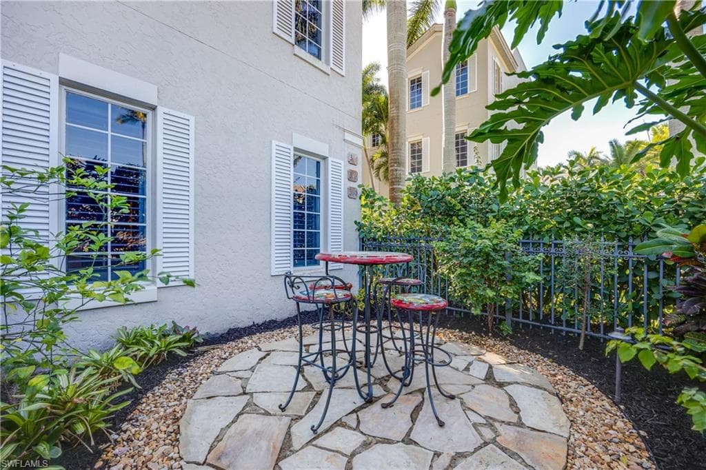 334 8th Ave S 7, Naples, FL 34102-33